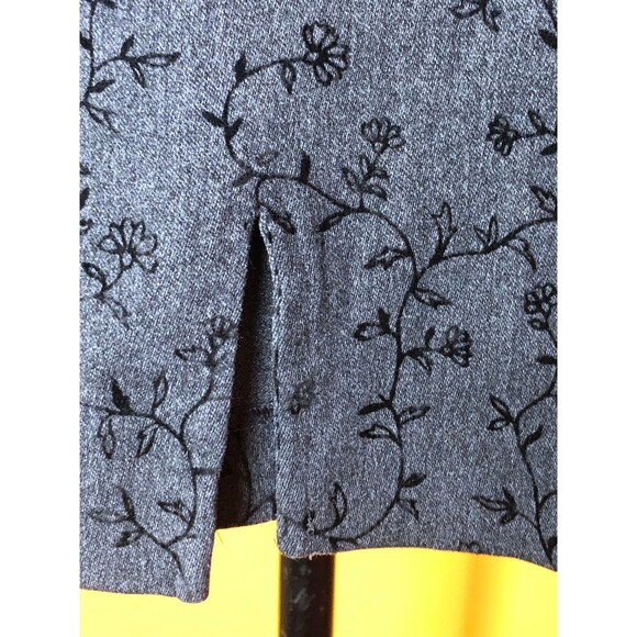 1990s-Y2K EXPRESS Gray Mini Skirt W/FLOCKED Velvet Flowers & Front Slit. XS-S - Picture 5 of 10